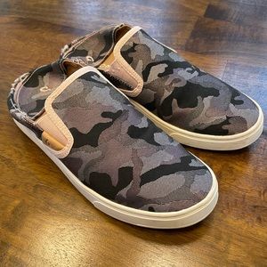 Sz 7.5 Olukai Pehuea Pa‘i slip ons